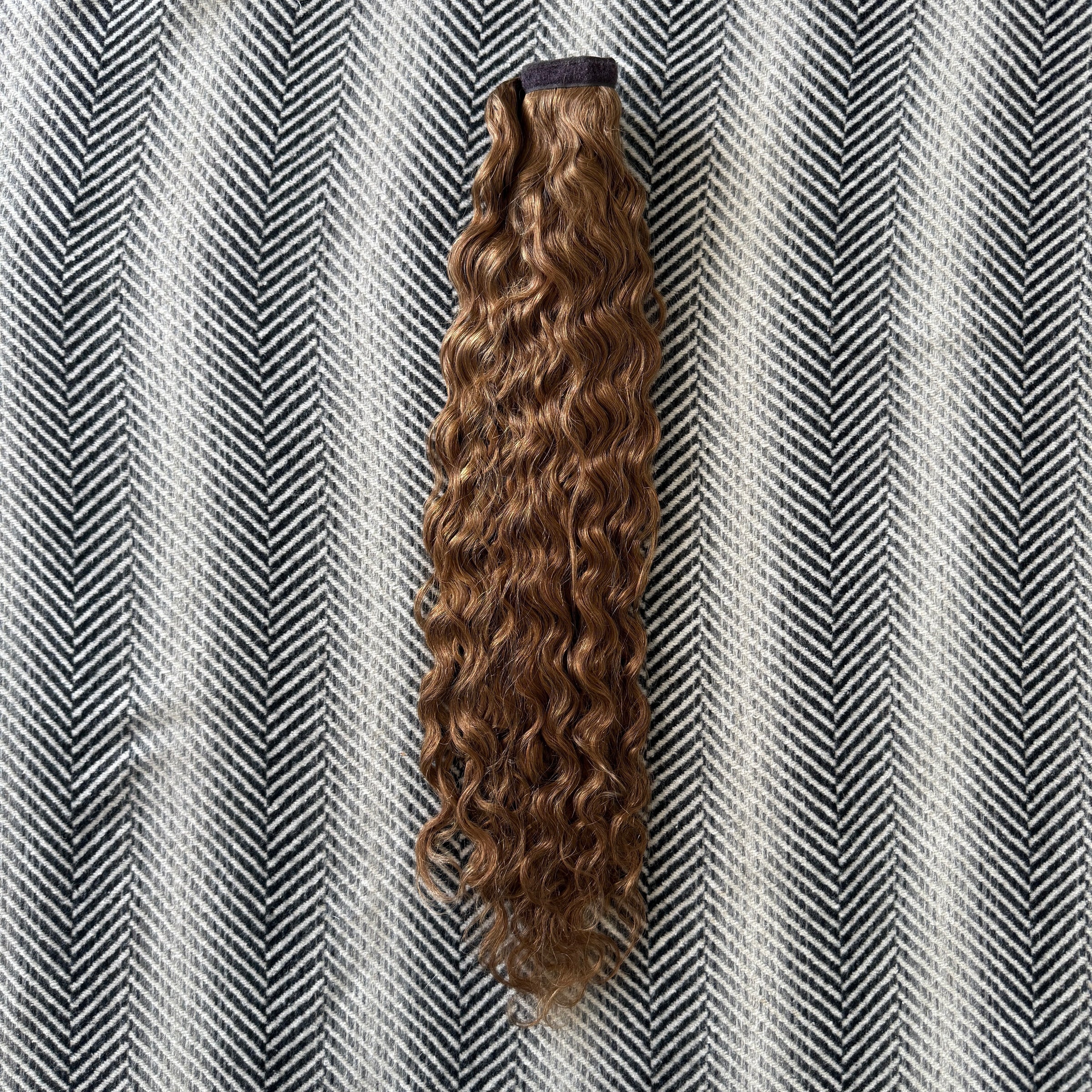 وصلات شعر ذيل الحصان المجعدة #12 أشقر داكن للبيع 22 بوصة